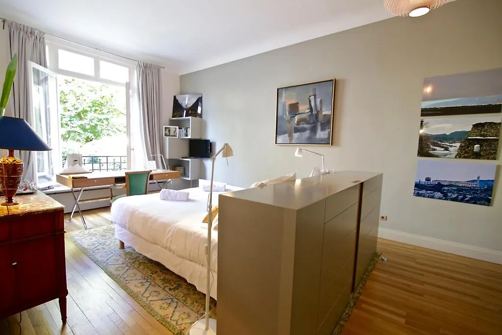 Bed & Breakfast Villa Du Square, Luxury Guest House Parigi